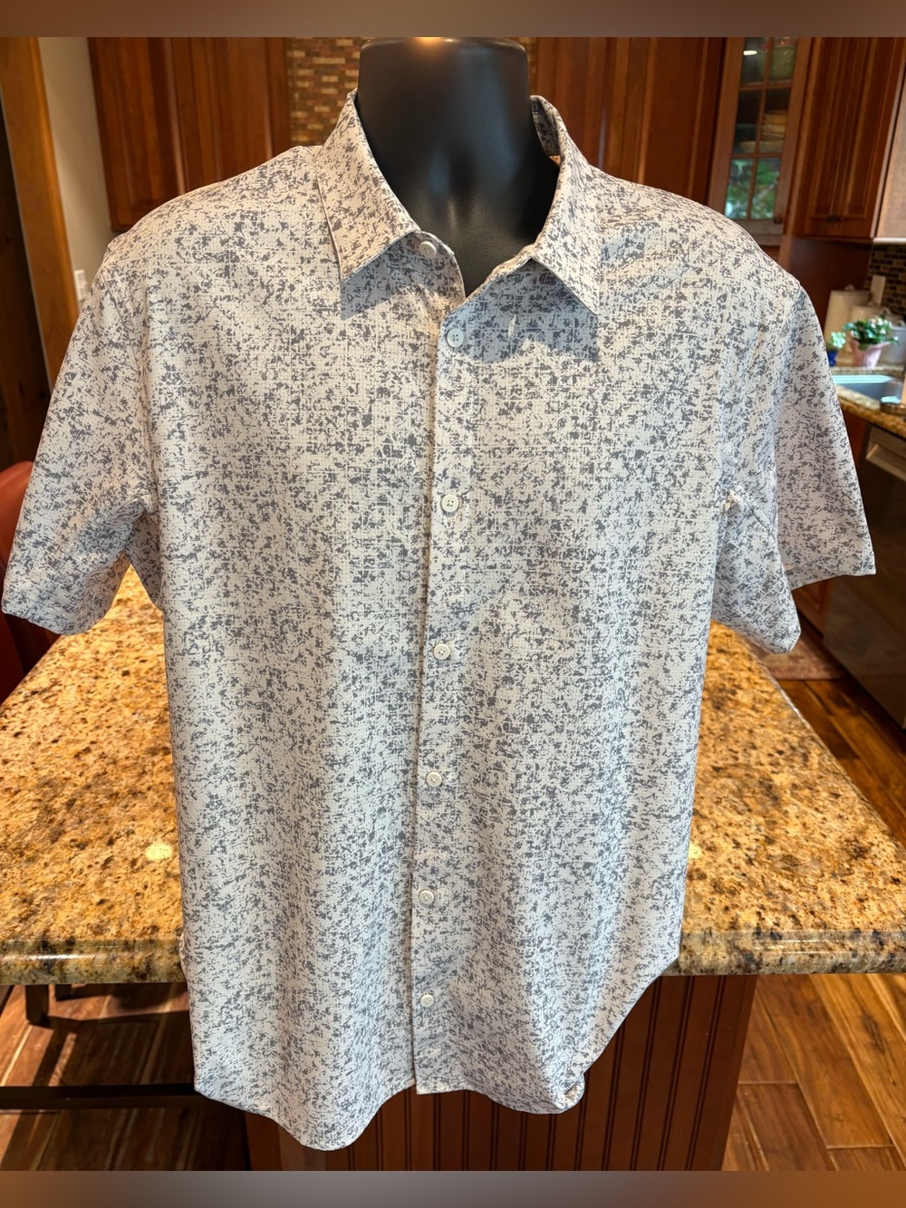 lululemon Men's Short-Sleeve Button-Up Shirt. White & Gray Microprint & logo. LG